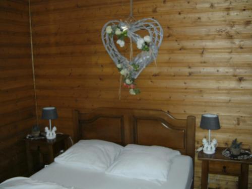 una camera da letto con decorazioni a cuore sul muro di Les 4 Saisons a Gérardmer