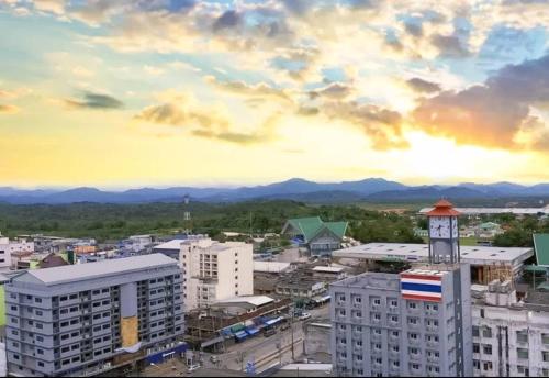 - une vue sur une ville avec des bâtiments et une tour de l'horloge dans l'établissement Paramount Palace Hotel Dannok, à Sadao