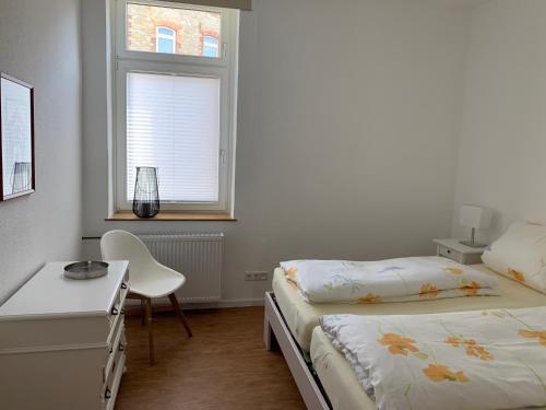- une chambre avec 2 lits et une fenêtre dans l'établissement Apartment Van Eß Hof - Altstadt Warburg, à Warburg