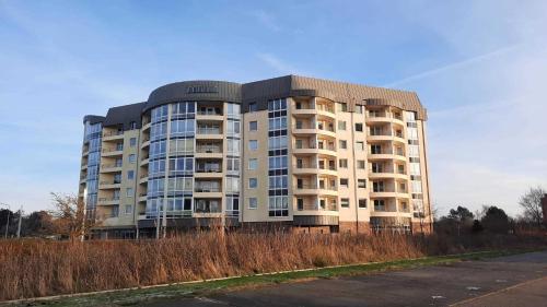 een groot appartementencomplex voor een weg bij Kurparkresidenz in Cuxhaven