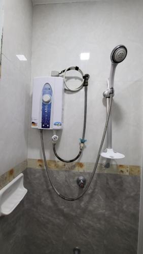 una ducha en la esquina de un baño en Finteo Skylands, en Baguio
