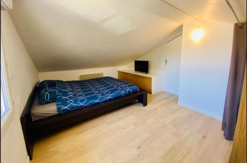 a bedroom with a bed and a tv in it at T3 en duplex pour 6 pers bien placé terrasse et parking inclus in Toulouse