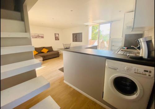 a kitchen and living room with a washing machine at T3 en duplex pour 6 pers bien placé terrasse et parking inclus in Toulouse