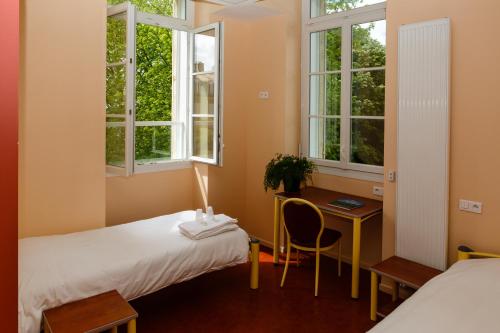 מיטה או מיטות בחדר ב-Espace Bernadette Soubirous Nevers