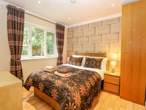 une chambre avec un lit et une fenêtre dans l'établissement Birch Cottage, à Norwich