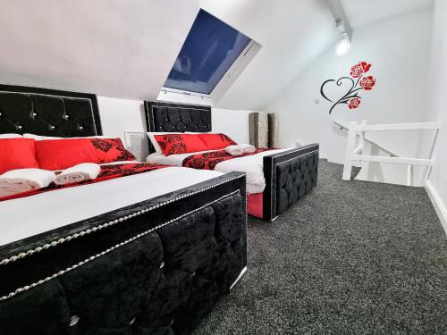 um quarto com 2 camas e uma televisão de ecrã plano em *11BR* Setup for your most amazing relaxed stay + Free Parking + Free Fast WiFi * em Beeston