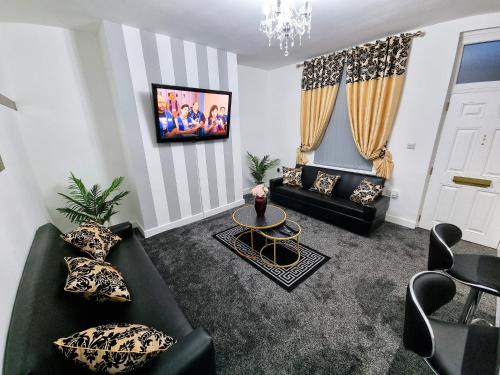 a living room with two couches and a table at *11BR* Setup for your most amazing relaxed stay + Free Parking + Free Fast WiFi * in Beeston