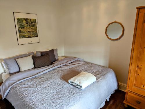 En eller flere senger på et rom på Hamptons Historic Guest House