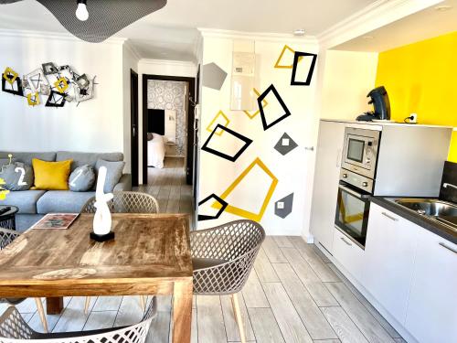 cocina y sala de estar con mesa y sillas en Plage à 50m Appartement Rêves étoilés Villa Les Bains de Mers, en Mers-les-Bains