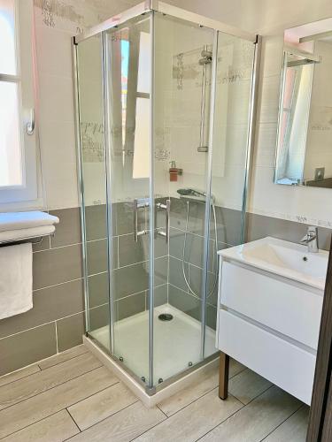 une salle de bain avec douche et lavabo dans l'établissement Plage à 50m Appartement Rêves étoilés Villa Les Bains de Mers, à Mers-les-Bains