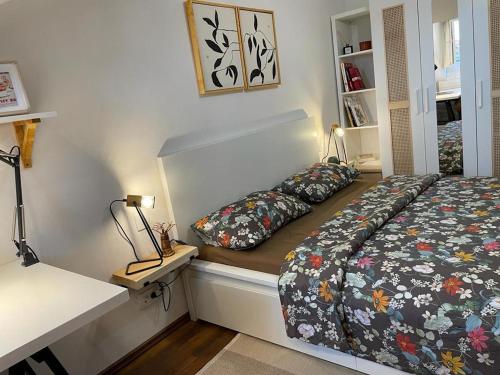 Habitación pequeña con cama y escritorio. en Condo in town centre en Rijeka