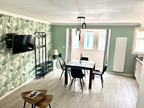 a living room with a dining room table with chairs at Plage à 50m Appartement Rêves tranquilles Villa Les Bains de Mers in Mers-les-Bains