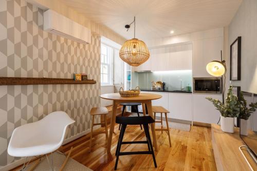 - une cuisine avec une table et des chaises dans la chambre dans l'établissement Green Apartment Foz, à Porto