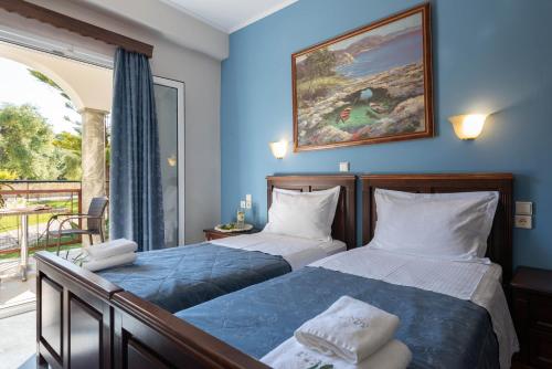 2 Betten in einem Schlafzimmer mit Balkon in der Unterkunft Byzantio in Parga