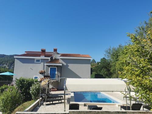 una casa con piscina frente a ella en Holiday Home Mandalena, en Buzet