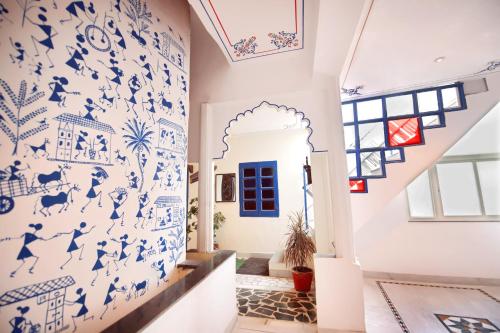 un pasillo con paredes de color azul y blanco en una casa en The Lake View Hotel- On Lake Pichola, en Udaipur