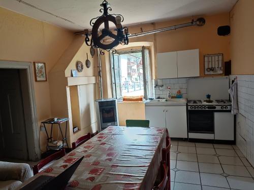 una cucina con tavolo al centro di Guesthouse Seghetto a Valdidentro