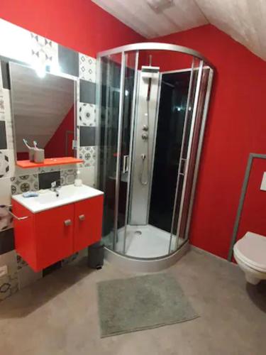 une salle de bain avec une douche, un lavabo et des toilettes dans l'établissement Chambre d'hôtes à la campagne 