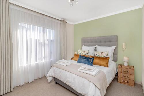 ein Schlafzimmer mit einem großen Bett und einem Fenster in der Unterkunft West Point Properties in Johannesburg