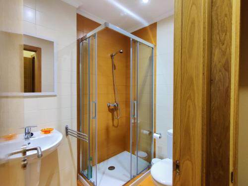 y baño con ducha, lavabo y aseo. en Alojamiento Real Monforte de Lemos, en Monforte de Lemos