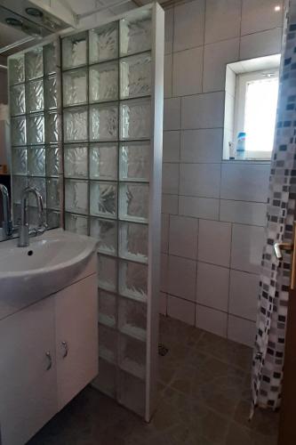 Ένα μπάνιο στο Monteurzimmer Ausma Wymeer Bunde - FeWo Vakantiehuis Heerenland