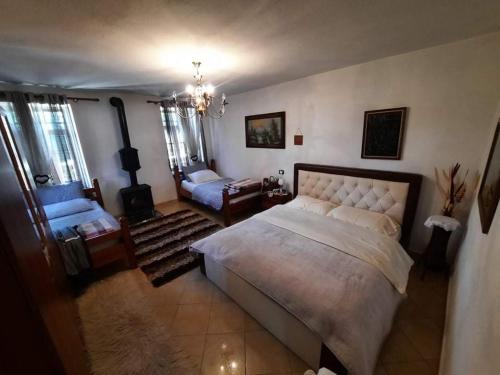 - une chambre avec un grand lit et un canapé dans l'établissement Vila Korchari Dardhe, à Korçë