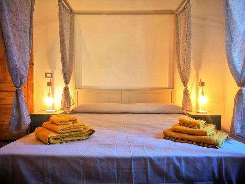 a bedroom with a bed with towels on it at Casa Vacanze Bei Ricordi in Reggio Calabria