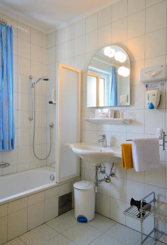 a bathroom with a sink and a shower and a toilet at Wirtshausbrennerei Krenn in Yspertal