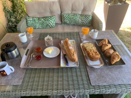 einen Tisch mit einem Tablett mit Frühstückszutaten darauf in der Unterkunft Comme à la maison - Chambre double chez habitant près de Toulouse in Baziège