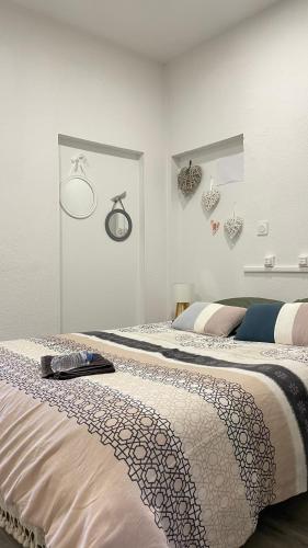 - une chambre avec 2 lits avec des cœurs sur le mur dans l'établissement Aux abris des vents d'anges, à Les Artigues-de-Lussac