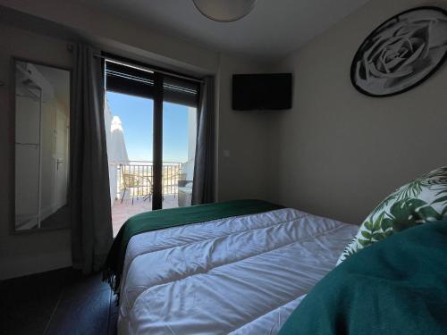 a bedroom with a bed with a view of a balcony at Casa Paseo Del Sauce in Cazorla