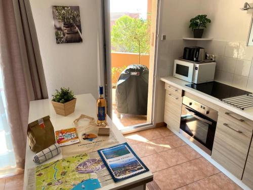 Coeur de Fréjus, L'AMPHITHÉÂTRE, appartement 3 pièces climatisé, terrasse, barbecue, piscine & parking