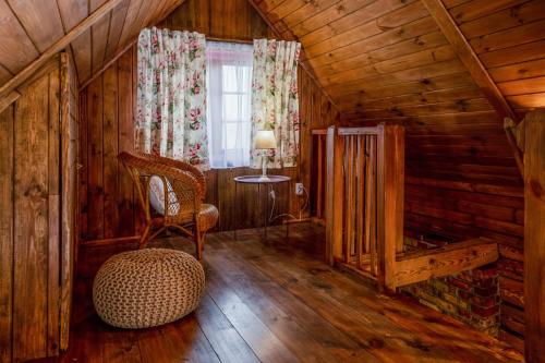 a room with a chair and a window in a cabin at Alpakowo- Wolna Chata 20 in Drohiczyn nad Bugiem