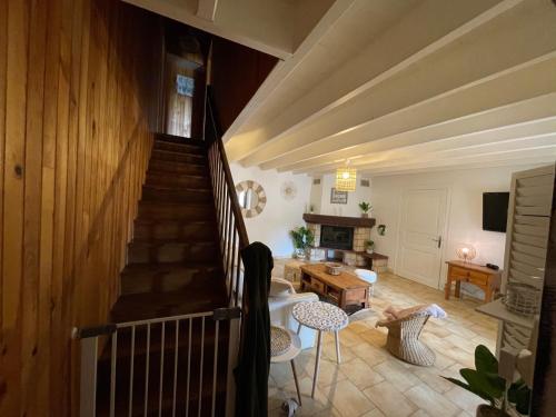 une chambre avec un escalier et un salon dans l'établissement Maison familiale en Périgord (Billard+Cheminée), à Saint-Sulpice-de-Mareuil