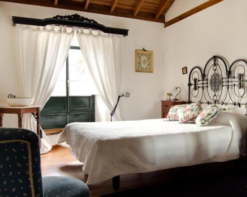 een slaapkamer met een bed en een raam bij Casa Rural La Gañanía in Los Realejos