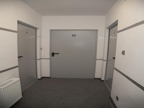 an empty hallway with two doors in a room at Hotel Zajazdu w Ostrzeszowie in Ostrzeszów