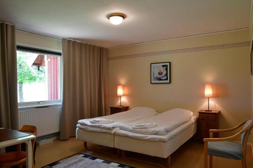 Postel nebo postele na pokoji v ubytování Wisingsö Hotell