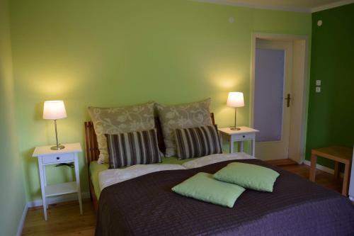 シュトラールズントにあるObstkorb Stralsundのベッドルーム1室(大型ベッド1台、ランプ2つ付)