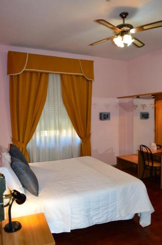 Een bed of bedden in een kamer bij Hotel Altavilla