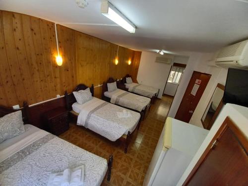 uma vista superior de um quarto com 3 camas em DBV Guesthouse em Lagos