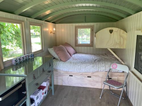 Postel nebo postele na pokoji v ubytování Tiny house, pipowagen onder de kastanje