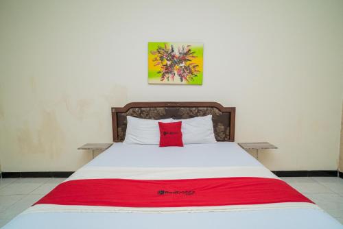 Letto o letti in una camera di RedDoorz At Jalan Bukit Keminting