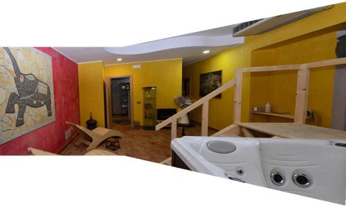 Cette chambre dispose de murs jaunes et d'un lavabo blanc. dans l'établissement Hotel Altavilla, à Montefiascone