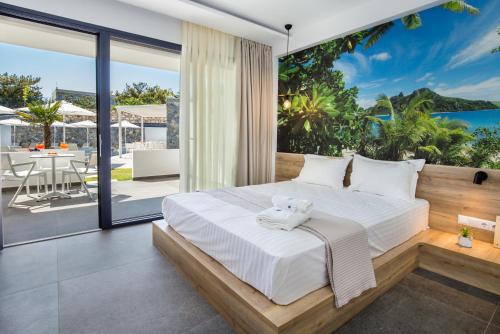 Schlafzimmer mit einem großen Bett und Meerblick in der Unterkunft Epicentrum Suites Fresh in Limenaria