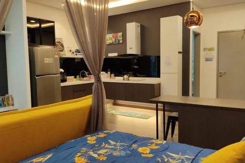 um quarto com uma cama e uma cozinha com uma mesa em Hidayah Homestay near UKM and KTM station with high speed wifi - pool & river view em Bangi