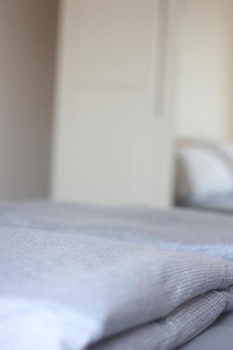 a close up of the edge of a bed at BNB Klinga in Klinga