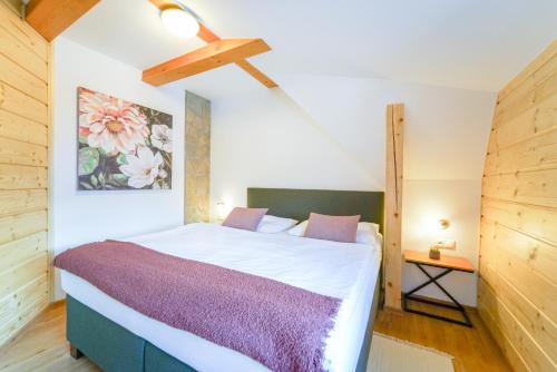 sypialnia z dużym łóżkiem w pokoju w obiekcie Penzion Sagan w Tierchowej