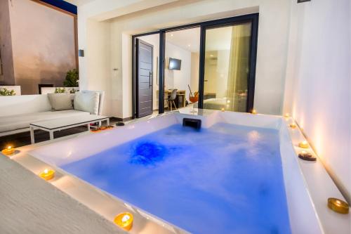 eine Whirlpool-Badewanne im Wohnzimmer in der Unterkunft Epicentrum Suites Fresh in Limenaria