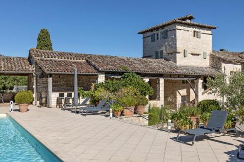 une maison avec une piscine et un bâtiment dans l'établissement Domaine La Poudié, à Mailhoc