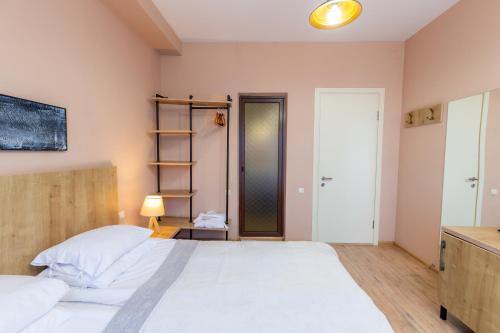 Una cama o camas en una habitación de Hotel N16